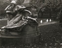 Robert Doisneau - Jardin du Parc Monceau, Paris
Click for more Images