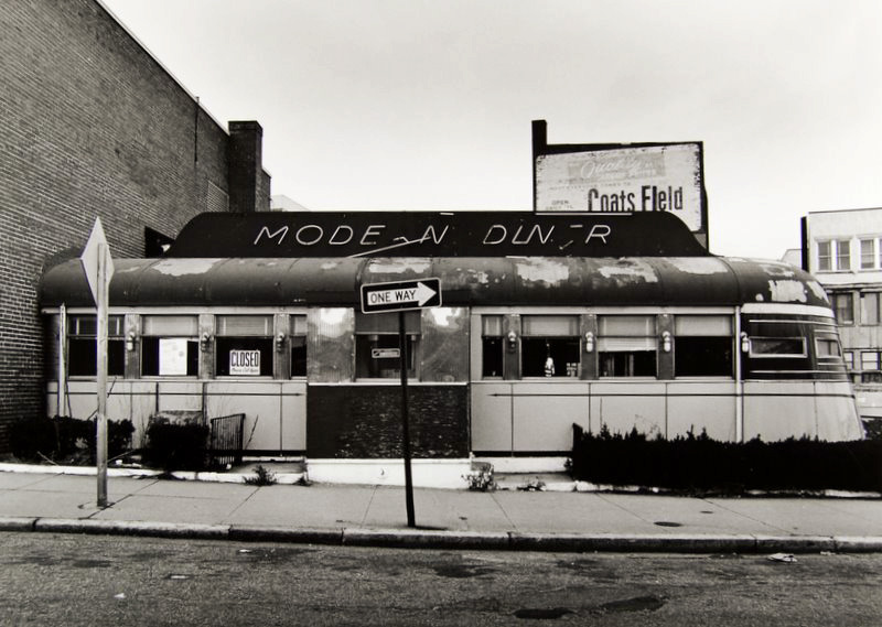 Modern Diner (broken sign) Modern Diner (broken sign)